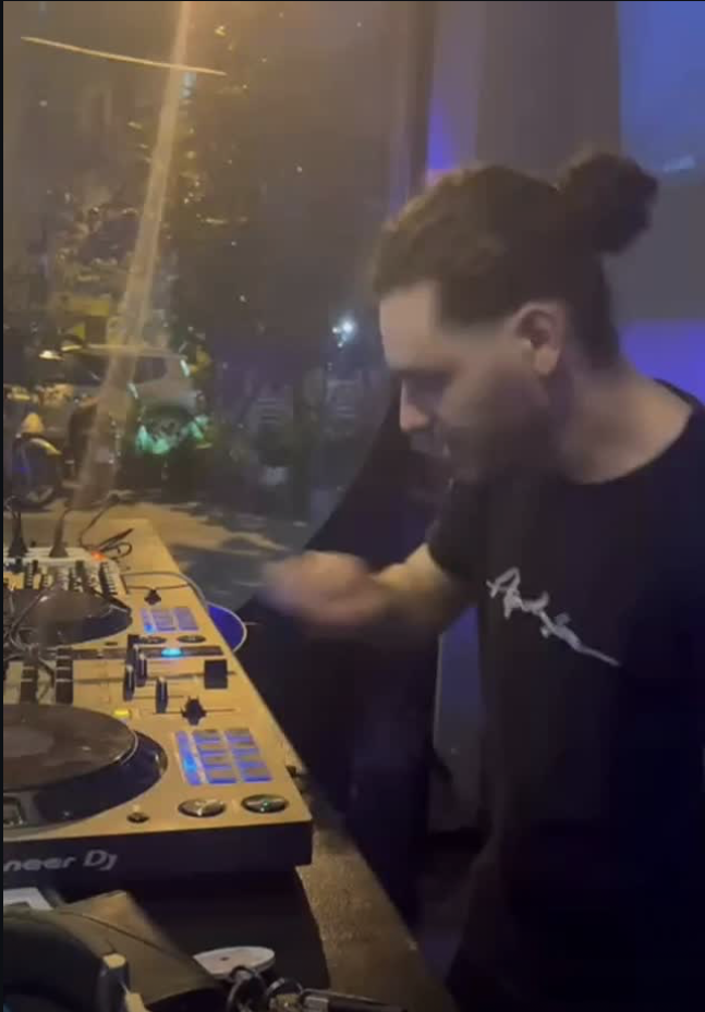 DASTO DJ in console durante un set Techno a Napoli - Club performance con luci professionali